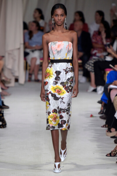 Oscar de la Renta Spring 2016 RTW。奥斯卡·德拉伦塔2016春夏纽约时装周高级成衣发布。此季春夏系列依然有高档华丽晚礼服的味道，运用了大量的优雅浪漫的花朵图案，不凡的剪裁设计使所有时 装显得版型出色流畅，蕾…