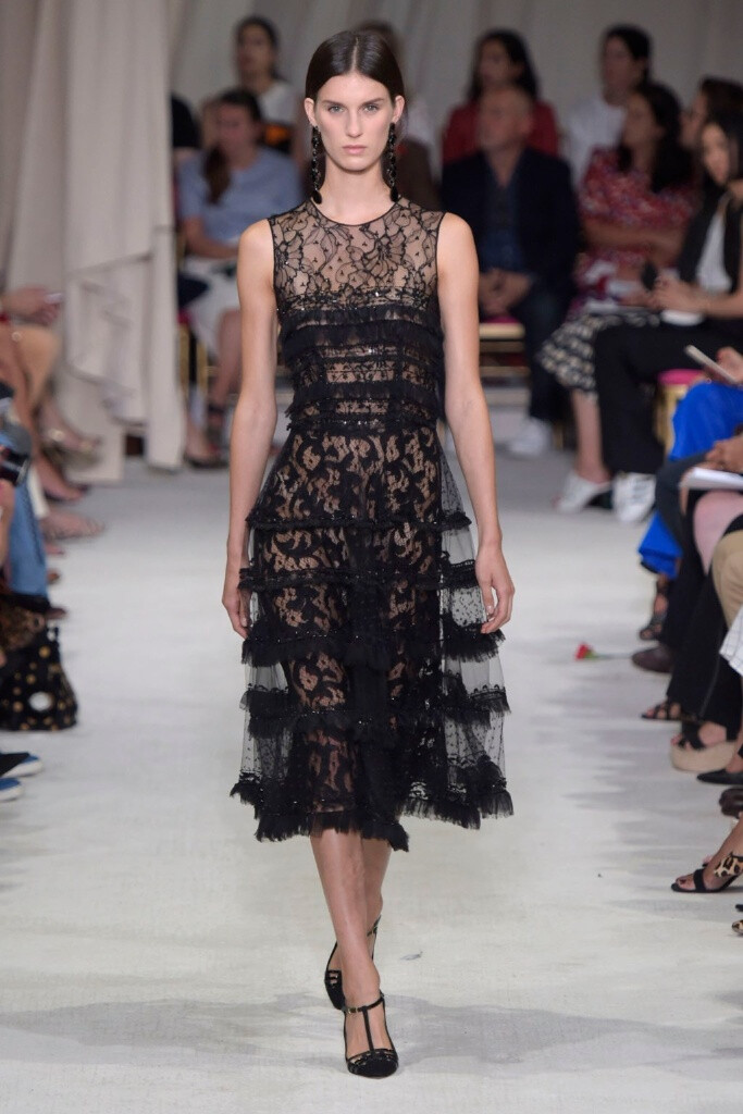 Oscar de la Renta Spring 2016 RTW。奥斯卡·德拉伦塔2016春夏纽约时装周高级成衣发布。此季春夏系列依然有高档华丽晚礼服的味道，运用了大量的优雅浪漫的花朵图案，不凡的剪裁设计使所有时 装显得版型出色流畅，蕾丝刺绣，净值高档真丝面料的选择，丰富靓丽的色彩衬托，立体创意感十足的搭配，华丽优雅的气息弥漫整体秀台。