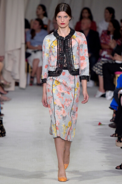 Oscar de la Renta Spring 2016 RTW。奥斯卡·德拉伦塔2016春夏纽约时装周高级成衣发布。此季春夏系列依然有高档华丽晚礼服的味道，运用了大量的优雅浪漫的花朵图案，不凡的剪裁设计使所有时 装显得版型出色流畅，蕾…