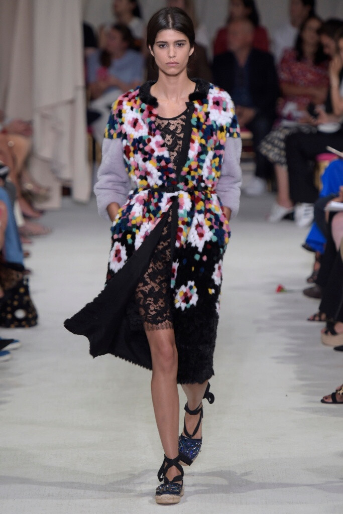 Oscar de la Renta Spring 2016 RTW。奥斯卡·德拉伦塔2016春夏纽约时装周高级成衣发布。此季春夏系列依然有高档华丽晚礼服的味道，运用了大量的优雅浪漫的花朵图案，不凡的剪裁设计使所有时 装显得版型出色流畅，蕾丝刺绣，净值高档真丝面料的选择，丰富靓丽的色彩衬托，立体创意感十足的搭配，华丽优雅的气息弥漫整体秀台。