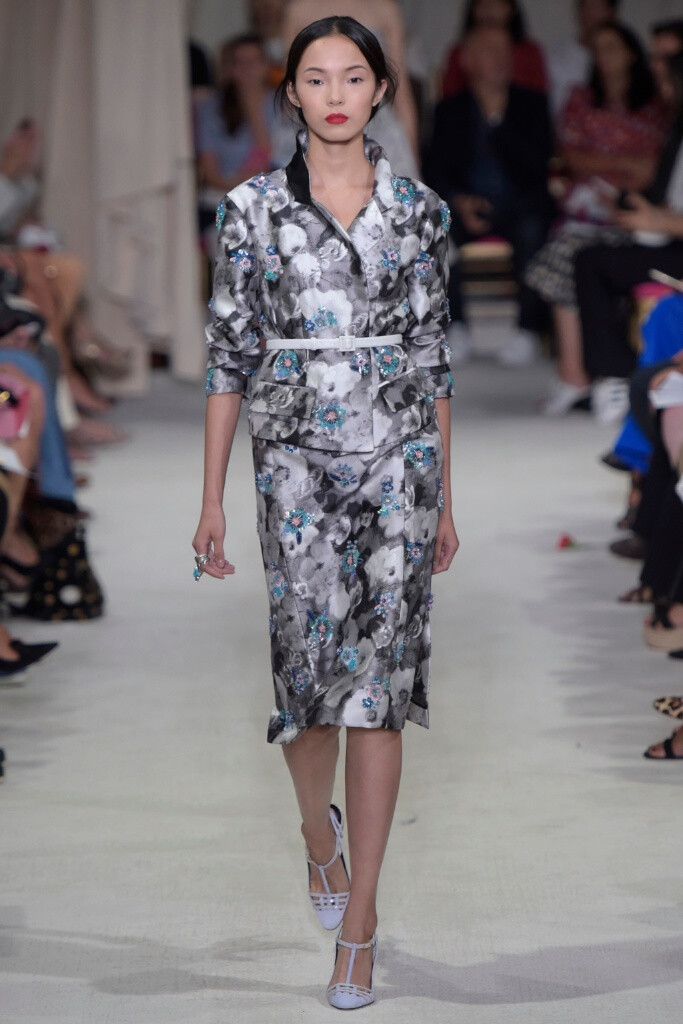 Oscar de la Renta Spring 2016 RTW。奥斯卡·德拉伦塔2016春夏纽约时装周高级成衣发布。此季春夏系列依然有高档华丽晚礼服的味道，运用了大量的优雅浪漫的花朵图案，不凡的剪裁设计使所有时 装显得版型出色流畅，蕾丝刺绣，净值高档真丝面料的选择，丰富靓丽的色彩衬托，立体创意感十足的搭配，华丽优雅的气息弥漫整体秀台。