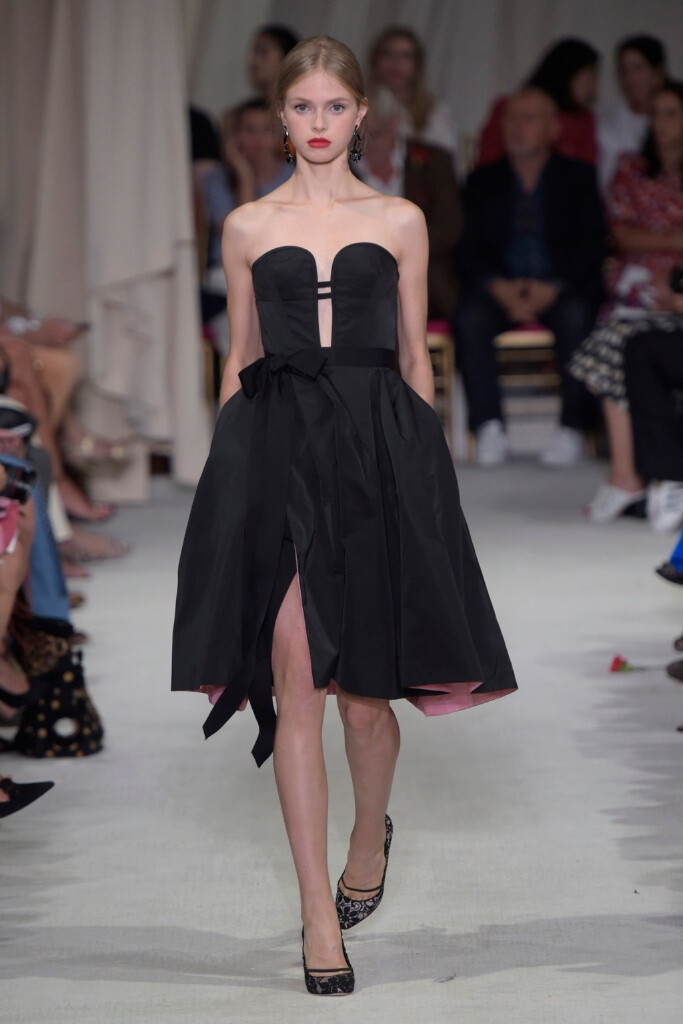 Oscar de la Renta Spring 2016 RTW。奥斯卡·德拉伦塔2016春夏纽约时装周高级成衣发布。此季春夏系列依然有高档华丽晚礼服的味道，运用了大量的优雅浪漫的花朵图案，不凡的剪裁设计使所有时 装显得版型出色流畅，蕾丝刺绣，净值高档真丝面料的选择，丰富靓丽的色彩衬托，立体创意感十足的搭配，华丽优雅的气息弥漫整体秀台。