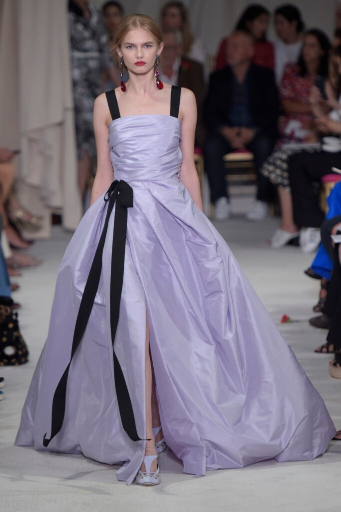 Oscar de la Renta Spring 2016 RTW。奥斯卡·德拉伦塔2016春夏纽约时装周高级成衣发布。此季春夏系列依然有高档华丽晚礼服的味道，运用了大量的优雅浪漫的花朵图案，不凡的剪裁设计使所有时 装显得版型出色流畅，蕾丝刺绣，净值高档真丝面料的选择，丰富靓丽的色彩衬托，立体创意感十足的搭配，华丽优雅的气息弥漫整体秀台。