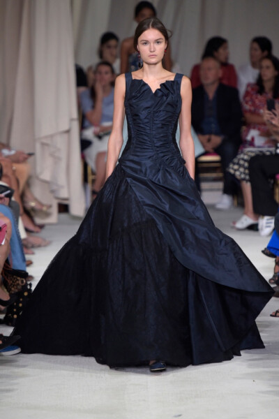 Oscar de la Renta Spring 2016 RTW。奥斯卡·德拉伦塔2016春夏纽约时装周高级成衣发布。此季春夏系列依然有高档华丽晚礼服的味道，运用了大量的优雅浪漫的花朵图案，不凡的剪裁设计使所有时 装显得版型出色流畅，蕾…