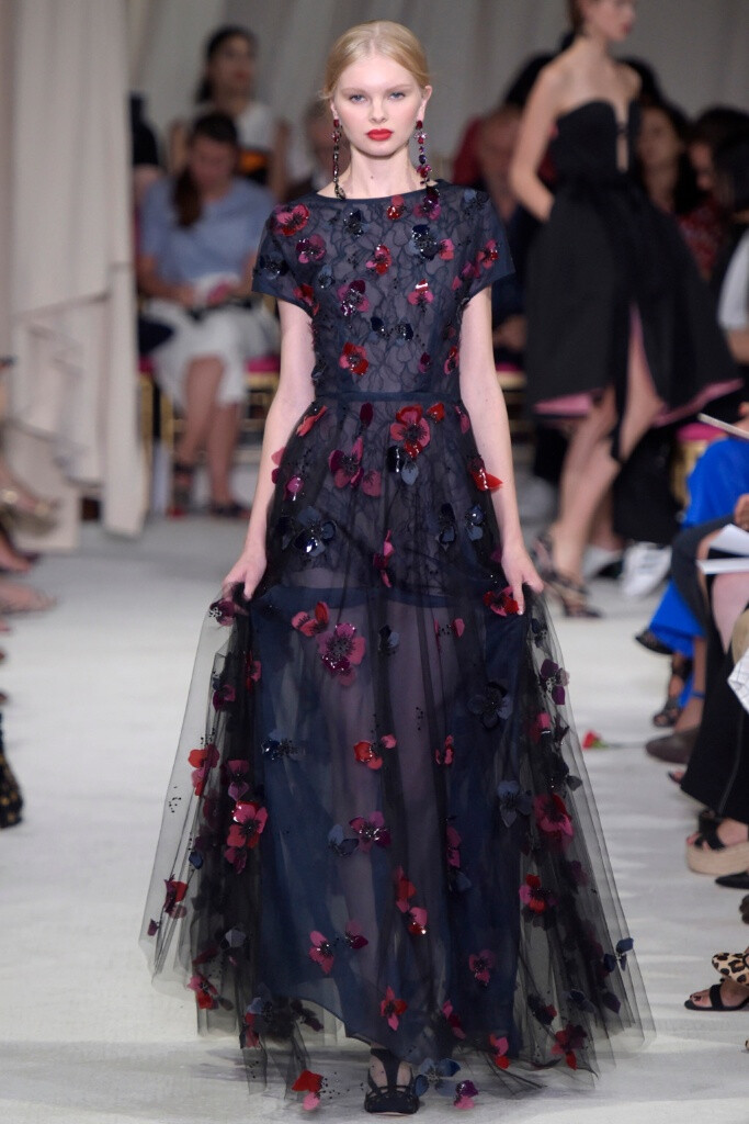 Oscar de la Renta Spring 2016 RTW。奥斯卡·德拉伦塔2016春夏纽约时装周高级成衣发布。此季春夏系列依然有高档华丽晚礼服的味道，运用了大量的优雅浪漫的花朵图案，不凡的剪裁设计使所有时 装显得版型出色流畅，蕾丝刺绣，净值高档真丝面料的选择，丰富靓丽的色彩衬托，立体创意感十足的搭配，华丽优雅的气息弥漫整体秀台。