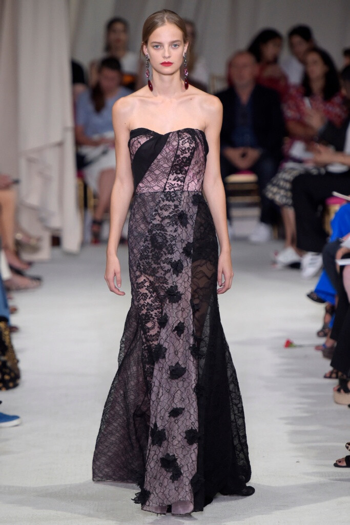 Oscar de la Renta Spring 2016 RTW。奥斯卡·德拉伦塔2016春夏纽约时装周高级成衣发布。此季春夏系列依然有高档华丽晚礼服的味道，运用了大量的优雅浪漫的花朵图案，不凡的剪裁设计使所有时 装显得版型出色流畅，蕾丝刺绣，净值高档真丝面料的选择，丰富靓丽的色彩衬托，立体创意感十足的搭配，华丽优雅的气息弥漫整体秀台。