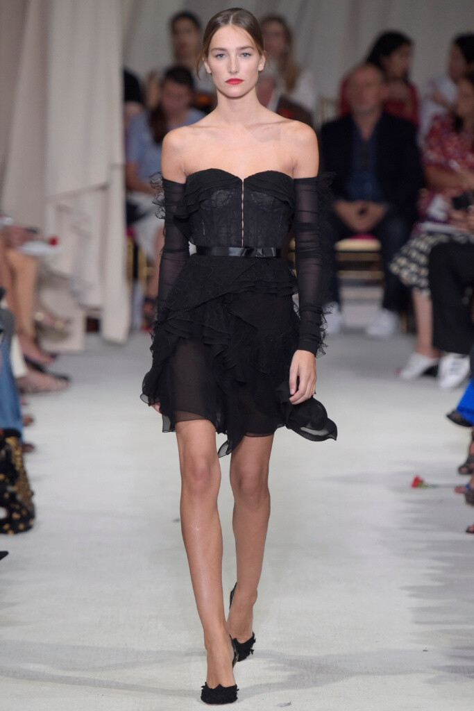 Oscar de la Renta Spring 2016 RTW。奥斯卡·德拉伦塔2016春夏纽约时装周高级成衣发布。此季春夏系列依然有高档华丽晚礼服的味道，运用了大量的优雅浪漫的花朵图案，不凡的剪裁设计使所有时 装显得版型出色流畅，蕾丝刺绣，净值高档真丝面料的选择，丰富靓丽的色彩衬托，立体创意感十足的搭配，华丽优雅的气息弥漫整体秀台。