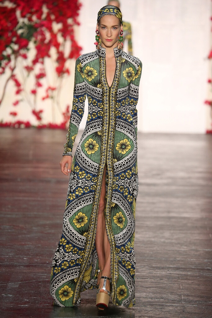 Naeem Khan Spring 。纳伊·姆汗2016春夏纽约时装周高级成衣发布。本季设计师用精致绣花展现阳光普照的法国花园，用渐变条纹表现卡普里岛波光粼粼的海岸，并在脑中刻画五六十年代的时尚偶像 Grace Kelly、Jackie Kennedy 会穿什么度假。带着这些想象，他创造出一个如梦似幻的红毯系列。