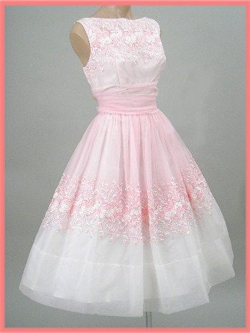1960的绣花粉色雪纺礼服