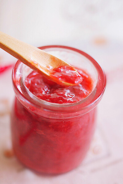 草莓酱 250g草莓洗净去蒂，加100g细砂糖，轻轻捣烂一点儿，静置半小时后倒入锅中。 小火20分钟左右放入少许柠檬汁，期间不停搅拌至浓稠，倒入无油无水的干净容器，放凉后冷藏即可。