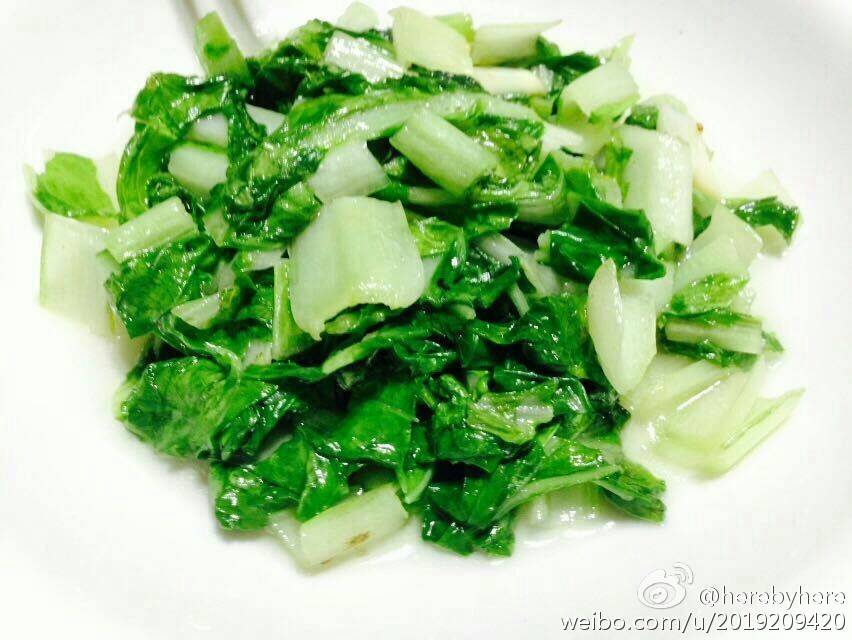 【炒白菜】 用料 大白菜400G 葱适量 姜适量 蒜适量 干辣椒 盐 糖 酱油 步骤 1.炒锅置于高火上，倒油 2.白菜放锅内，翻炒1分钟 3.放入大葱、姜、蒜、干辣椒、盐、糖、酱油 4.再翻炒1-2分钟，直至白菜变软