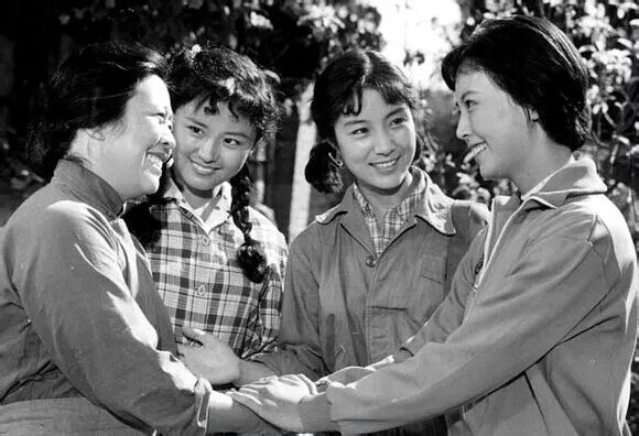 廖学秋，（左二）1954年2月1日出生于四川成都，峨眉电影制片厂演员，北京电视艺术中心有限公司签约艺人。 1980年，出演第一部作品《丫鸭情话》。1982年，出演电影《在这块土地上》。1984年，出演故事片《经理室的空座位》。2003年，主演家庭伦理剧《有泪悄悄流》。2006年，参与罗雷执导的“成都三部剧”中的《成都往事》。2009年，国庆献礼剧《决战黎明》。2011年，主演讲述两代人爱情观、婚恋观、生育观的家庭伦理剧《宝贝计划》。2013年，主演了都市情感轻喜剧《负二代的幸福生活》。♣