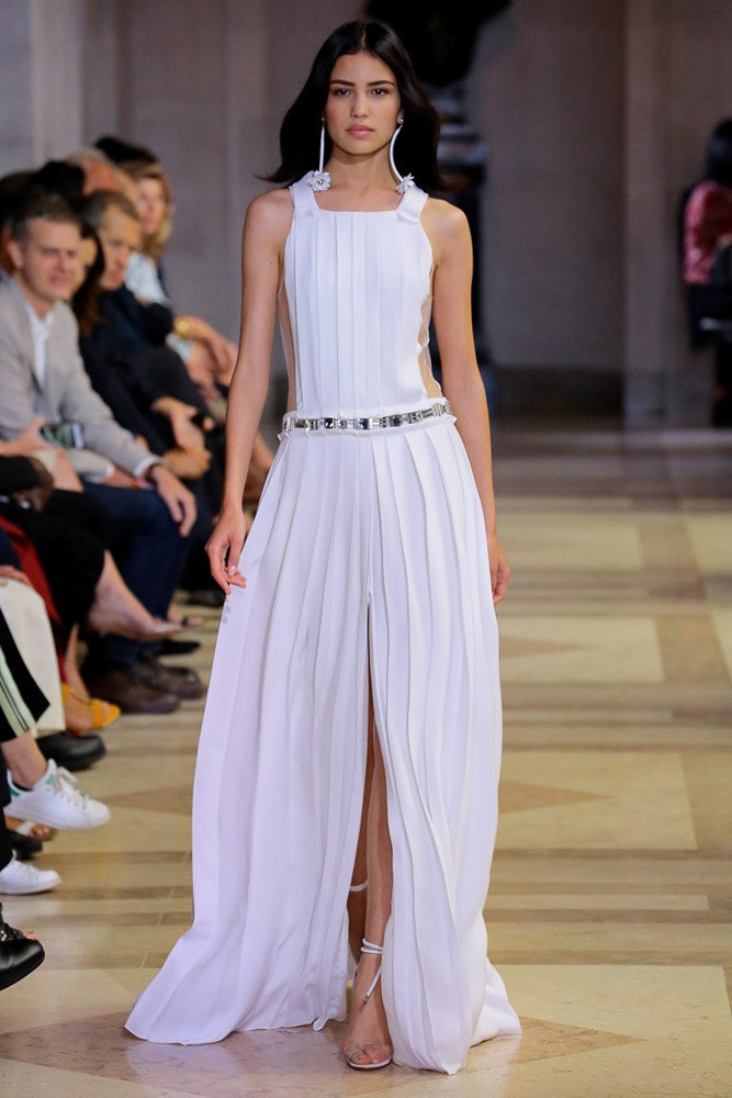 Carolina Herrera Spring 2016 RTW。卡罗琳娜-海莱娜2016春夏纽约时装周高级成衣发布。本季的灵感则是源于Beaux Arts学院派建筑——19世纪末起源于法国的建筑风格，特征为古典样式、对称、丰富多样的装饰以及宏大的规模。Beaux Arts的古典以及建筑的硬朗在卡罗琳娜·海莱娜秀场上都变得极具现代感，在简约外表下透露着优雅气质，我们甚至可以说，这是一场贵族女孩的派对。