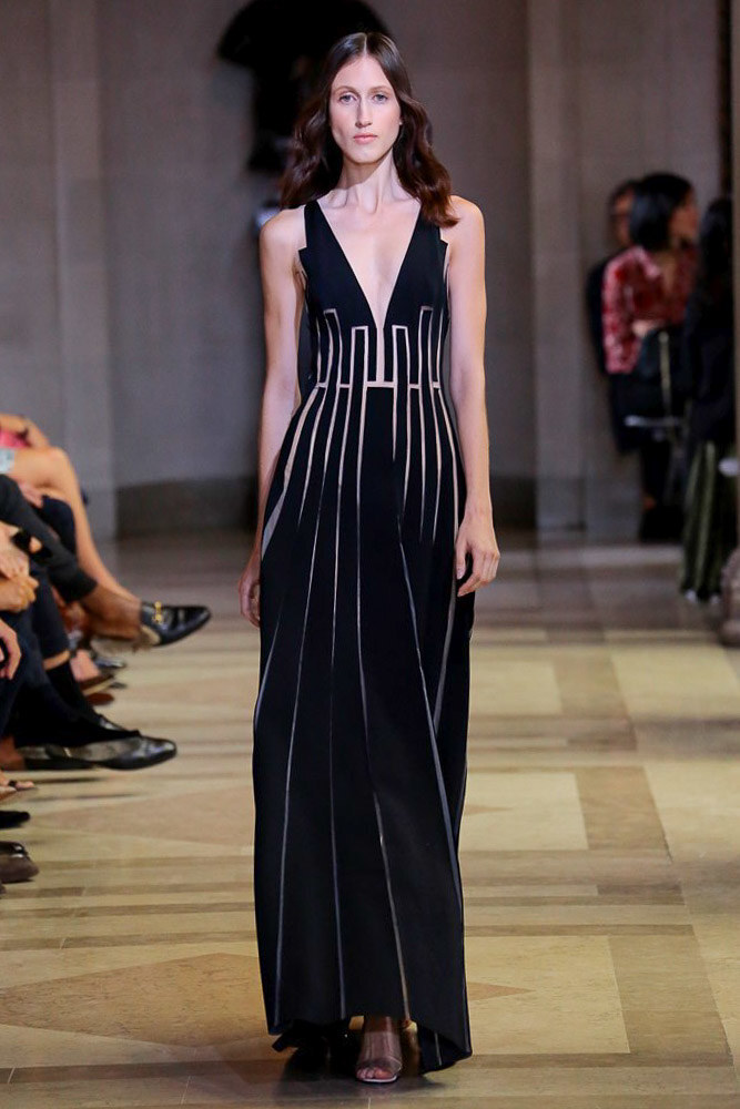 Carolina Herrera Spring 2016 RTW。卡罗琳娜-海莱娜2016春夏纽约时装周高级成衣发布。本季的灵感则是源于Beaux Arts学院派建筑——19世纪末起源于法国的建筑风格，特征为古典样式、对称、丰富多样的装饰以及宏大的规模。Beaux Arts的古典以及建筑的硬朗在卡罗琳娜·海莱娜秀场上都变得极具现代感，在简约外表下透露着优雅气质，我们甚至可以说，这是一场贵族女孩的派对。