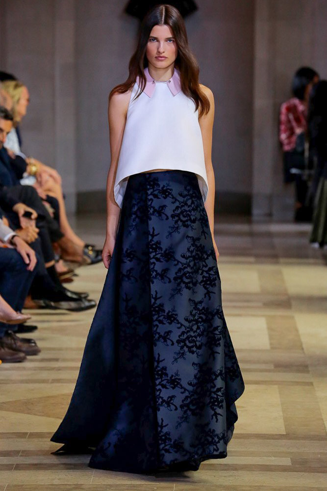 Carolina Herrera Spring 2016 RTW。卡罗琳娜-海莱娜2016春夏纽约时装周高级成衣发布。本季的灵感则是源于Beaux Arts学院派建筑——19世纪末起源于法国的建筑风格，特征为古典样式、对称、丰富多样的装饰以及宏大的规模。Beaux Arts的古典以及建筑的硬朗在卡罗琳娜·海莱娜秀场上都变得极具现代感，在简约外表下透露着优雅气质，我们甚至可以说，这是一场贵族女孩的派对。