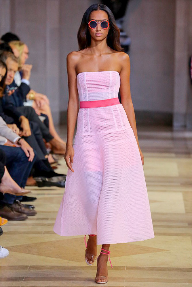 Carolina Herrera Spring 2016 RTW。卡罗琳娜-海莱娜2016春夏纽约时装周高级成衣发布。本季的灵感则是源于Beaux Arts学院派建筑——19世纪末起源于法国的建筑风格，特征为古典样式、对称、丰富多样的装饰以及宏大的规模。Beaux Arts的古典以及建筑的硬朗在卡罗琳娜·海莱娜秀场上都变得极具现代感，在简约外表下透露着优雅气质，我们甚至可以说，这是一场贵族女孩的派对。