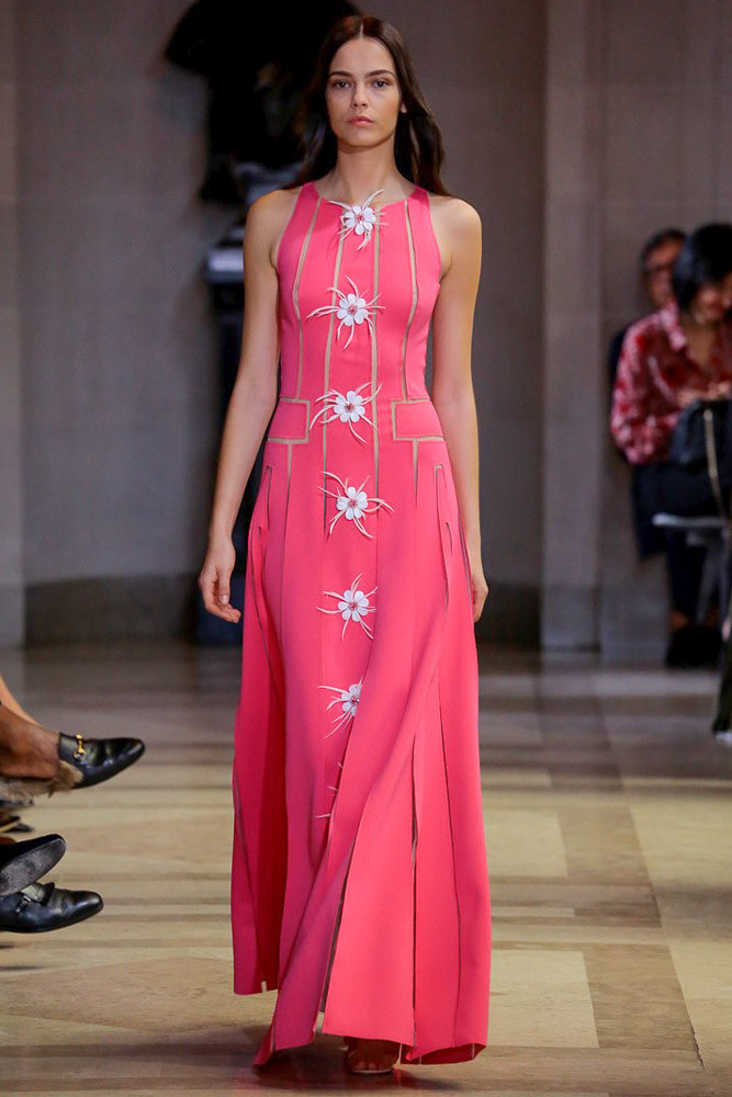 Carolina Herrera Spring 2016 RTW。卡罗琳娜-海莱娜2016春夏纽约时装周高级成衣发布。本季的灵感则是源于Beaux Arts学院派建筑——19世纪末起源于法国的建筑风格，特征为古典样式、对称、丰富多样的装饰以及宏大的规模。Beaux Arts的古典以及建筑的硬朗在卡罗琳娜·海莱娜秀场上都变得极具现代感，在简约外表下透露着优雅气质，我们甚至可以说，这是一场贵族女孩的派对。