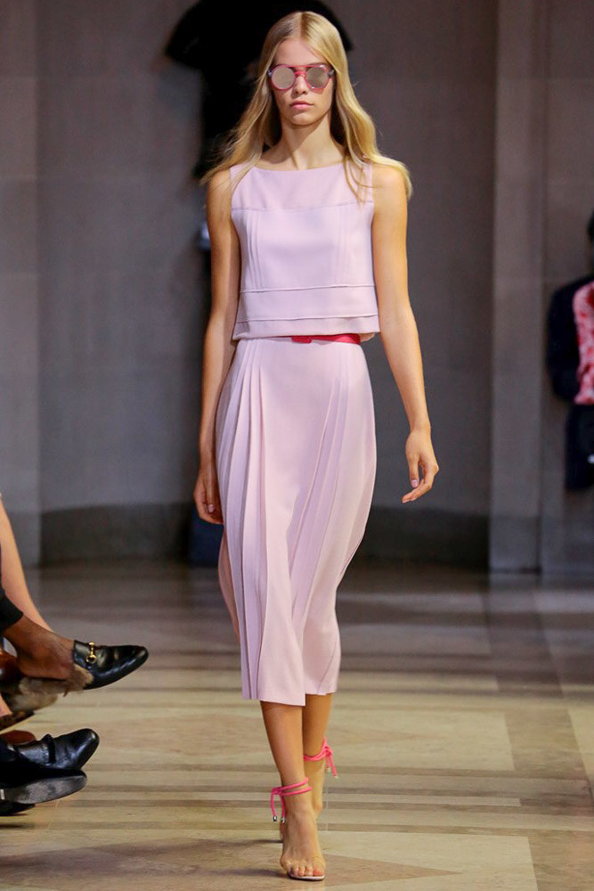 Carolina Herrera Spring 2016 RTW。卡罗琳娜-海莱娜2016春夏纽约时装周高级成衣发布。本季的灵感则是源于Beaux Arts学院派建筑——19世纪末起源于法国的建筑风格，特征为古典样式、对称、丰富多样的装饰以及宏大的规模。Beaux Arts的古典以及建筑的硬朗在卡罗琳娜·海莱娜秀场上都变得极具现代感，在简约外表下透露着优雅气质，我们甚至可以说，这是一场贵族女孩的派对。