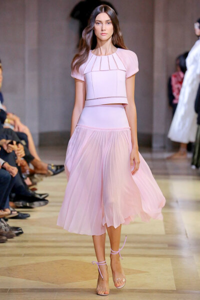 Carolina Herrera Spring 2016 RTW。卡罗琳娜-海莱娜2016春夏纽约时装周高级成衣发布。本季的灵感则是源于Beaux Arts学院派建筑——19世纪末起源于法国的建筑风格，特征为古典样式、对称、丰富多样的装饰以及宏大的…