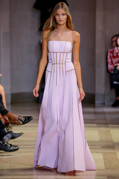 Carolina Herrera Spring 2016 RTW。卡罗琳娜-海莱娜2016春夏纽约时装周高级成衣发布。本季的灵感则是源于Beaux Arts学院派建筑——19世纪末起源于法国的建筑风格，特征为古典样式、对称、丰富多样的装饰以及宏大的…