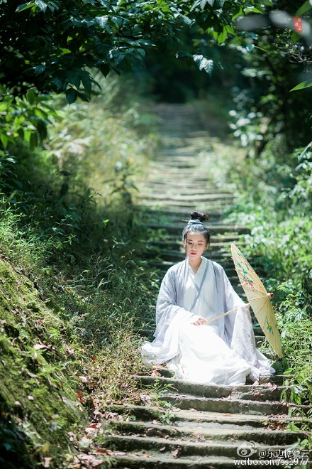 【司南阁】汉服 魏晋风骨 直裾 单衣——步生烟 。直裾 ：纯薄棉 单衣：雪纺纱 大袖衫：灰色雪纺纱