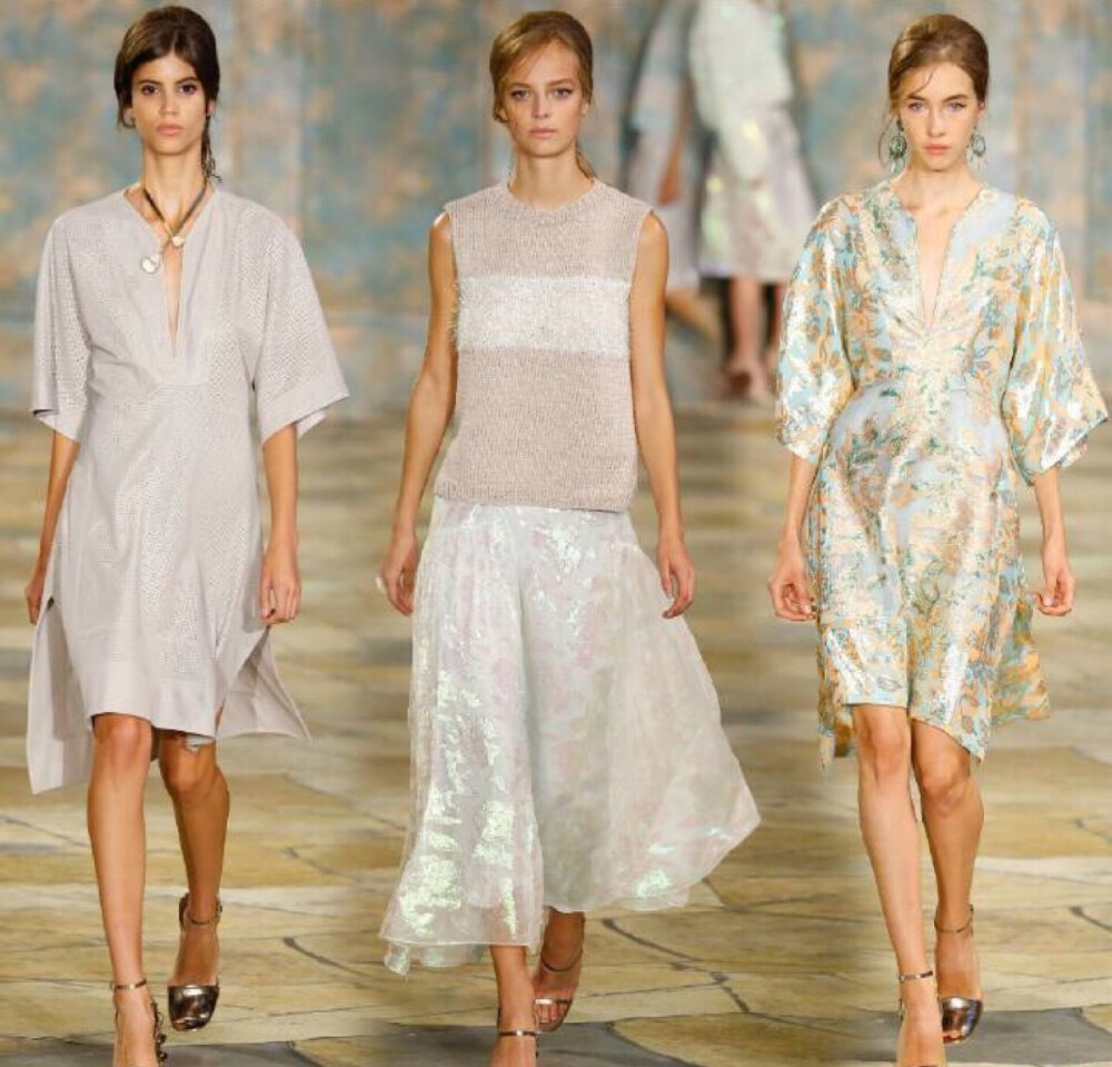 Tory Burch S/S 2016 New York. 葱郁的自然与印刻时光的古迹是度假时最常选择的地方，轻松自在也是Tory Burch本季的核心。比如做旧如新的锈化珠宝或从部落采集的编织元素，散漫悠闲又有女人味。不少姑娘度假会带Tory Burch的平底鞋，那明年春夏假期，这些衣服也能直接装进旅行箱了。