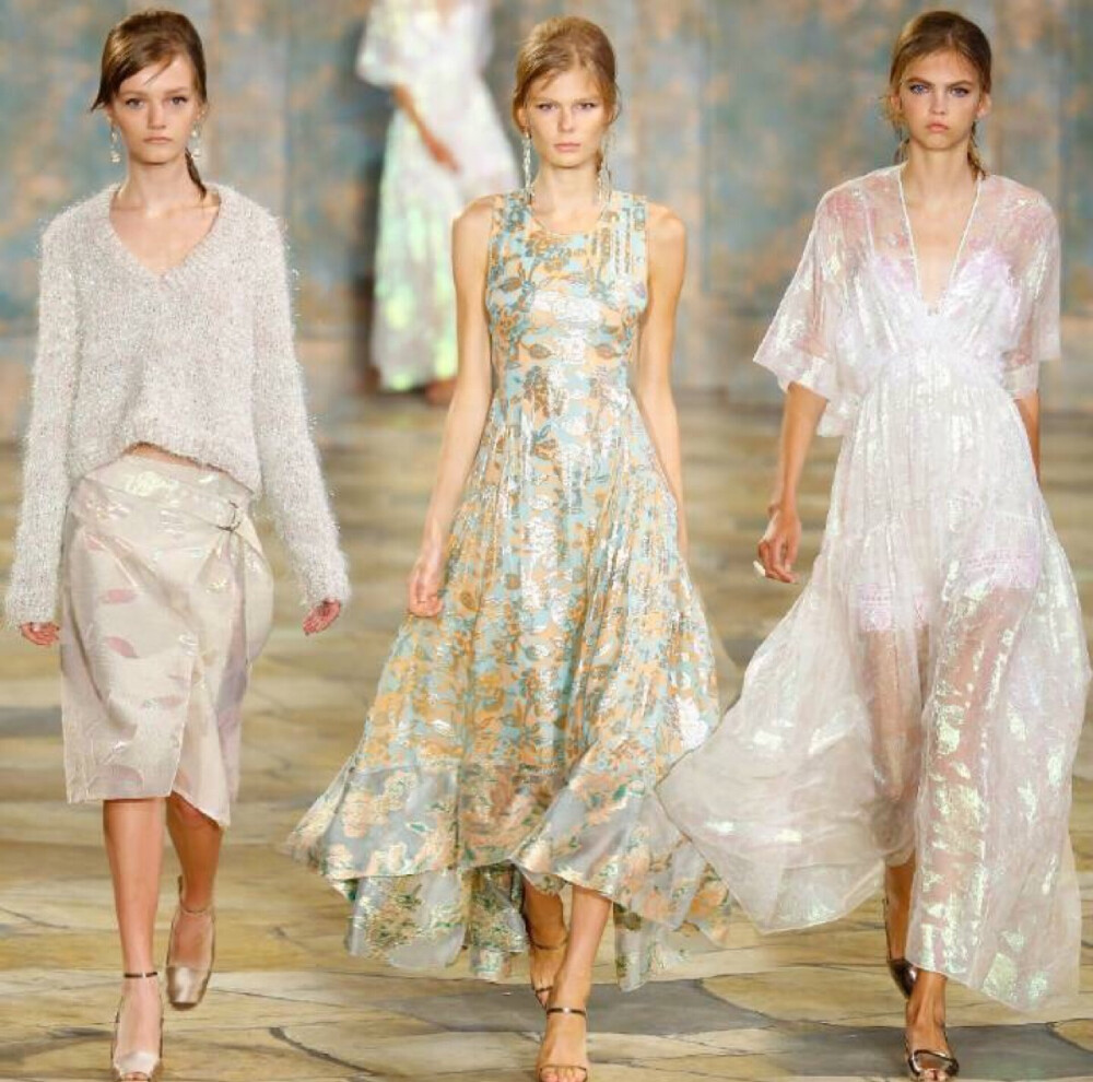 Tory Burch S/S 2016 New York. 葱郁的自然与印刻时光的古迹是度假时最常选择的地方，轻松自在也是Tory Burch本季的核心。比如做旧如新的锈化珠宝或从部落采集的编织元素，散漫悠闲又有女人味。不少姑娘度假会带Tory Burch的平底鞋，那明年春夏假期，这些衣服也能直接装进旅行箱了。