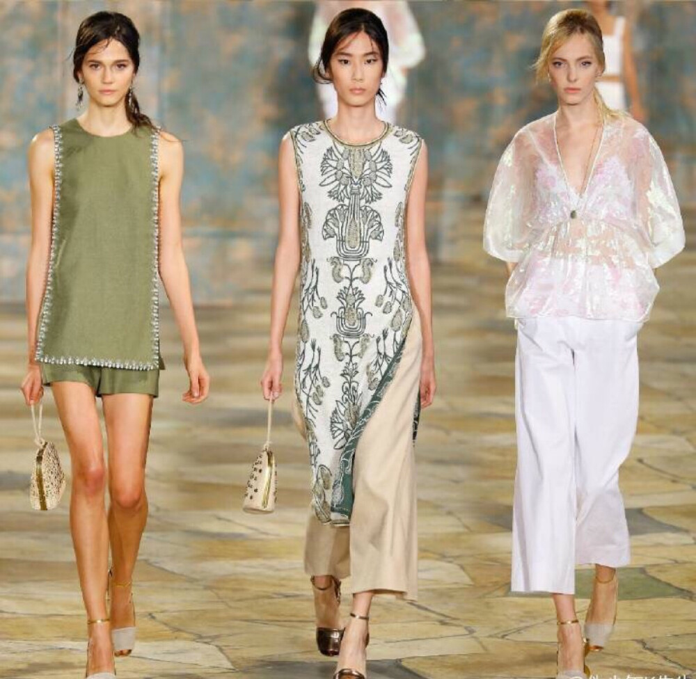 Tory Burch S/S 2016 New York. 葱郁的自然与印刻时光的古迹是度假时最常选择的地方，轻松自在也是Tory Burch本季的核心。比如做旧如新的锈化珠宝或从部落采集的编织元素，散漫悠闲又有女人味。不少姑娘度假会带Tory Burch的平底鞋，那明年春夏假期，这些衣服也能直接装进旅行箱了。