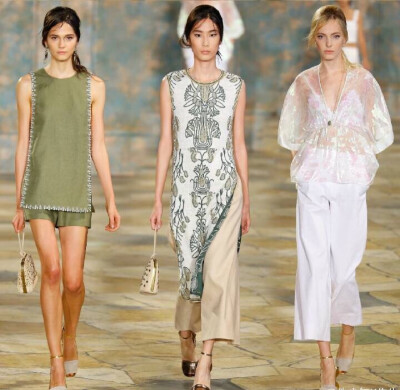 Tory Burch S/S 2016 New York. 葱郁的自然与印刻时光的古迹是度假时最常选择的地方，轻松自在也是Tory Burch本季的核心。比如做旧如新的锈化珠宝或从部落采集的编织元素，散漫悠闲又有女人味。不少姑娘度假会带Tory…