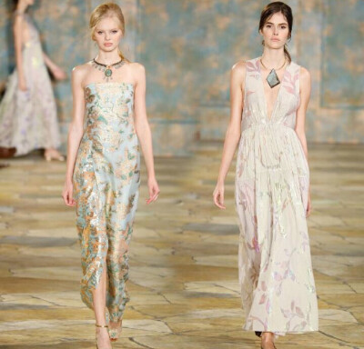 Tory Burch S/S 2016 New York. 葱郁的自然与印刻时光的古迹是度假时最常选择的地方，轻松自在也是Tory Burch本季的核心。比如做旧如新的锈化珠宝或从部落采集的编织元素，散漫悠闲又有女人味。不少姑娘度假会带Tory…