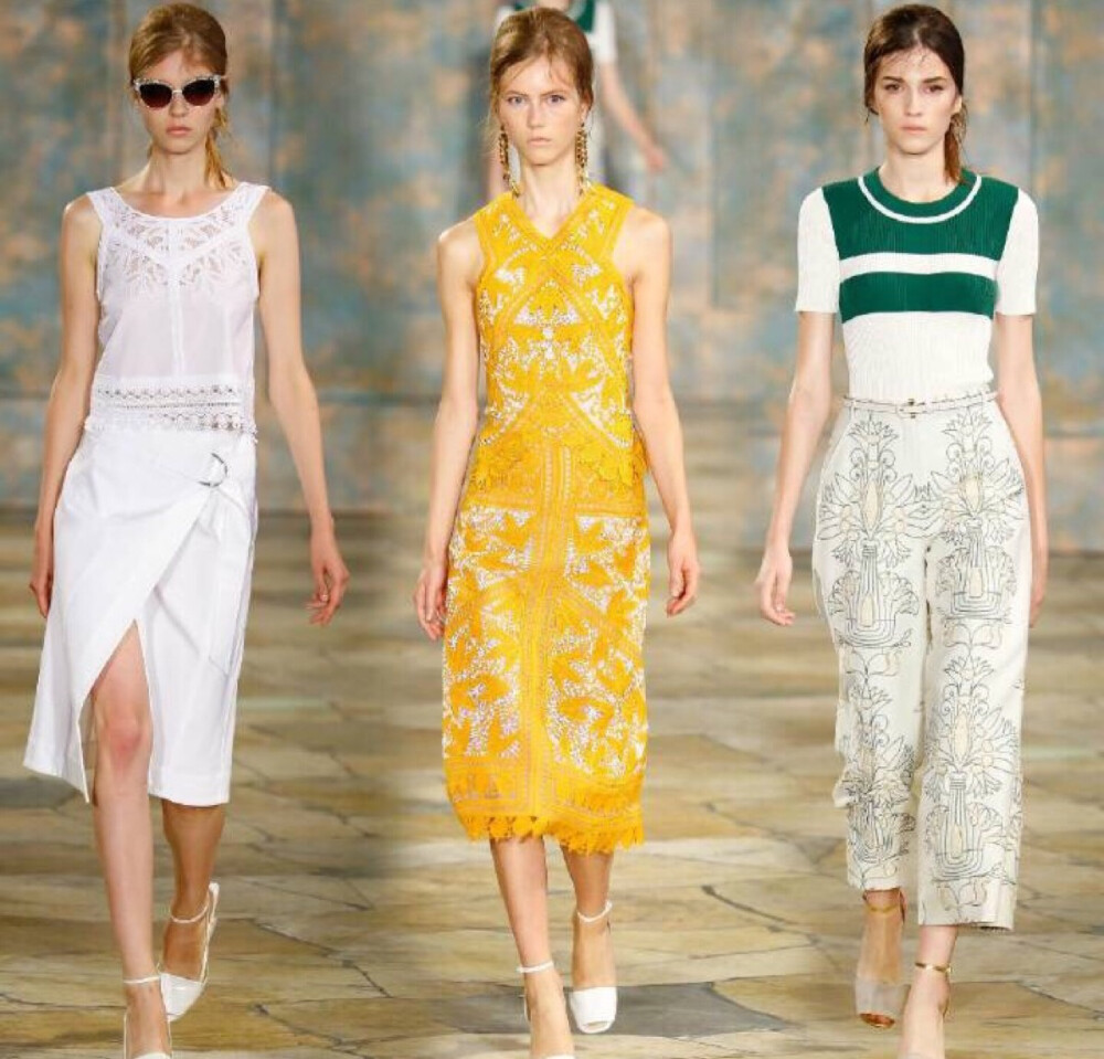 Tory Burch S/S 2016 New York. 葱郁的自然与印刻时光的古迹是度假时最常选择的地方，轻松自在也是Tory Burch本季的核心。比如做旧如新的锈化珠宝或从部落采集的编织元素，散漫悠闲又有女人味。不少姑娘度假会带Tory Burch的平底鞋，那明年春夏假期，这些衣服也能直接装进旅行箱了。