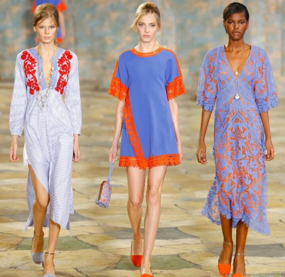 Tory Burch S/S 2016 New York. 葱郁的自然与印刻时光的古迹是度假时最常选择的地方，轻松自在也是Tory Burch本季的核心。比如做旧如新的锈化珠宝或从部落采集的编织元素，散漫悠闲又有女人味。不少姑娘度假会带Tory Burch的平底鞋，那明年春夏假期，这些衣服也能直接装进旅行箱了。