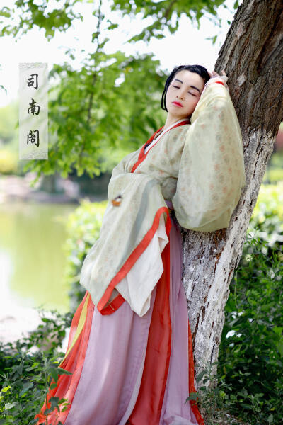 【司南阁】汉服 交领襦裙 夏款 魏晋——撷芳。 第一重衣：天丝棉 第二重衣：印花雪纺 第三重衣：天丝纱 褶群：仿天丝皱 麻豆：司南是南叔 摄影：霜序映画(南京） 摄影：周小福 妆娘：落 樱