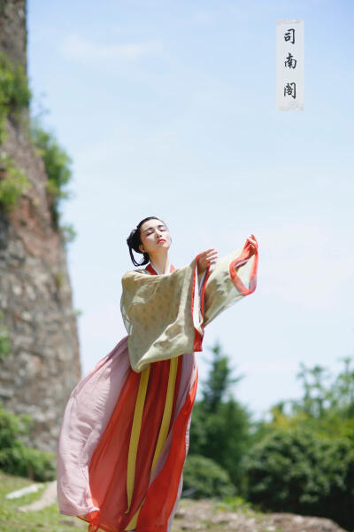 【司南阁】汉服 交领襦裙 夏款 魏晋——撷芳。 第一重衣：天丝棉 第二重衣：印花雪纺 第三重衣：天丝纱 褶群：仿天丝皱 麻豆：司南是南叔 摄影：霜序映画(南京 摄影：周小福 妆娘：落 樱