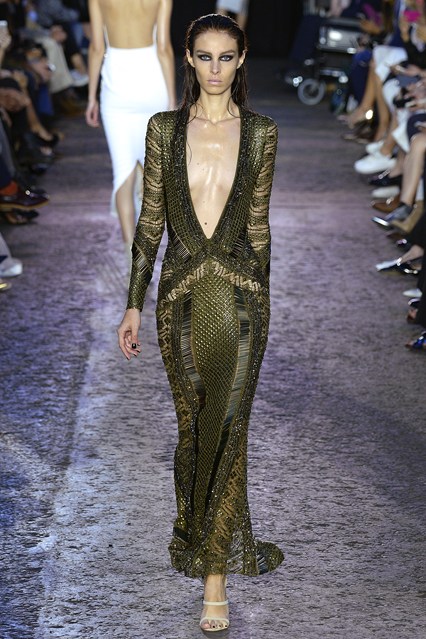 Julien Macdonald Spring 2016 RTW。朱利安·麦克唐纳德2016春夏伦敦时装周高级成衣发布。本季灵感来源于一次惊喜的巴厘岛旅行，受到当地自然景色与精致的印尼纺织品的激发，运用了张扬的色彩、极具装饰性又充满活力的巴厘岛风格。