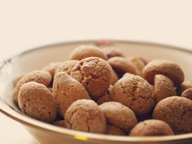 『意式美食 杏仁饼』也被称为“biscotti amaretti”，是一种甜度很高的意大利糕饼，也是传统的西式酥皮点心（Meringue，以蛋白为主要材料制作的点心，以口感滑润为最大特点）之一。因为制作材料乃大量形态轻盈的细砂糖和杏仁粉，而非会增加糕饼重量的小麦粉，所以它能够呈现出比曲奇饼更轻更脆的美妙口感。