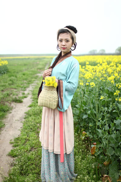 【踏云馆】汉服独家印花齐腰襦裙围裳套装{踏媱娘}.. 浅交领小广袖上襦：独家印花水色流水纹，底布为加厚乱麻. 围裳：外层真丝皱雪纺（），里层独家印花水红色小刺猬复原雪纺，底布为乱麻 . 一片式双层褶裙：外层独家…