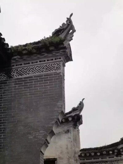 #中国古老建筑-文化的传承# ▼中国的屋顶，在世界建筑中的独树一帜的。是中国建筑不同于别的建筑体系最显著的标志和特征。两坡顶的有硬山、悬山之分；四坡顶的有庑殿、歇山；多坡顶的有攒尖。在造型上各具特色：庑殿…