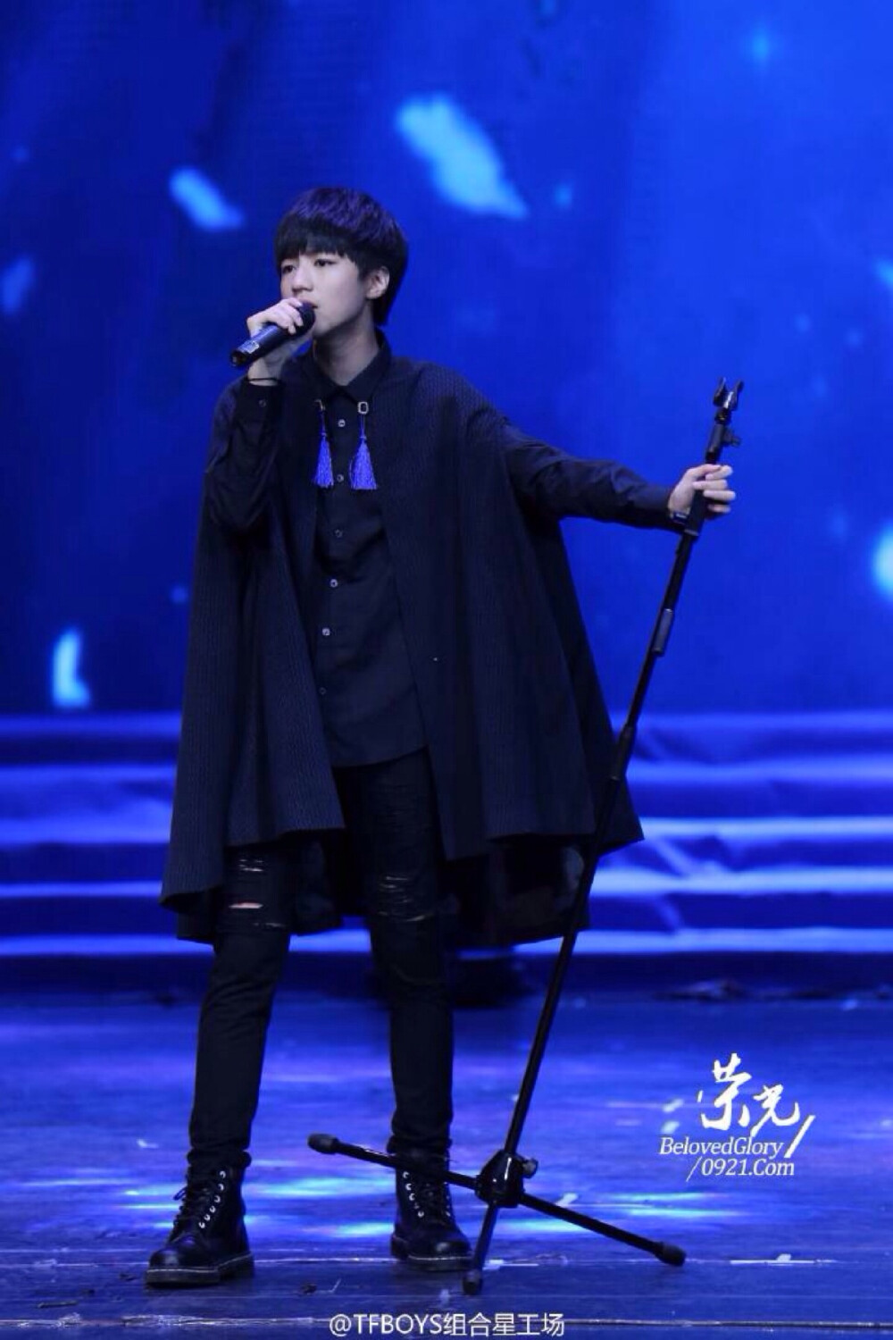  #堆王俊凯的生日足迹#当年舞台上青涩的你转眼间已经十六岁了，舞台上的自如，超大的气场，我好开心，希望在十六岁看到更好的你！生日快乐！么么哒！期待更好的你，我还永伴你的！继续做你大哥的人！ ～妹妹粉雯雯