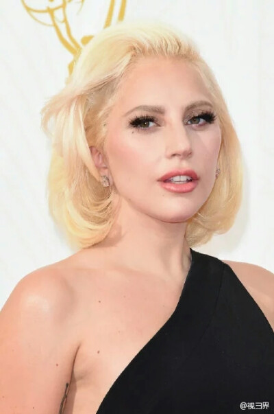  Lady Gaga作为颁奖主持现身第67届艾美奖红毯。如此优雅。