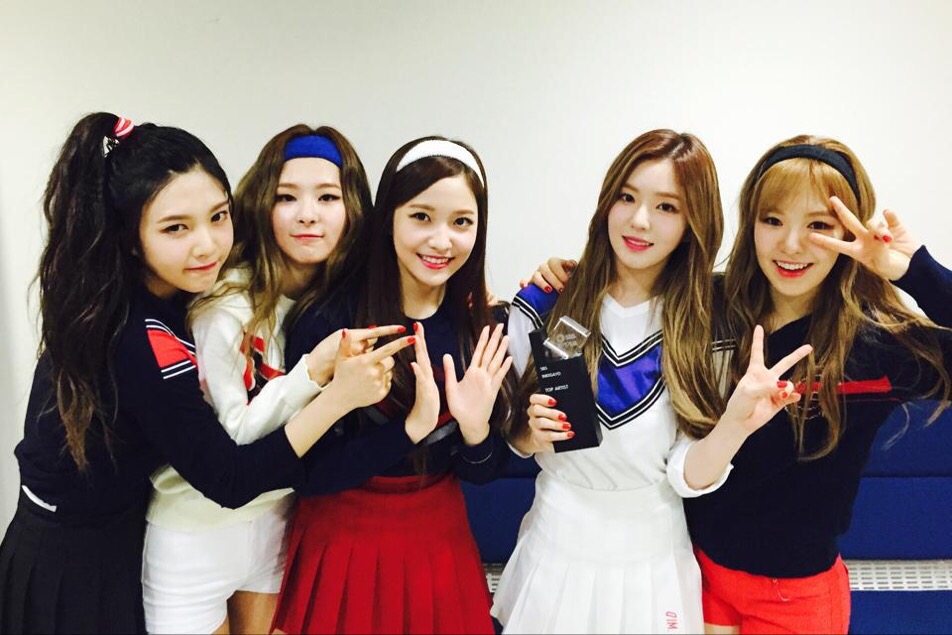 「red velvet」 Red Velvet是韩国SM娱乐有限公司于2014年8月推出的女子演唱组合，起初由裴珠泫（Irene）、姜涩琪（SeulGi）、孙承欢（Wendy）、朴秀荣（Joy）4人组成。 2015年3月11日，Red Velvet的经纪公司宣布增添金艺琳（Yeri）为组合的新成员