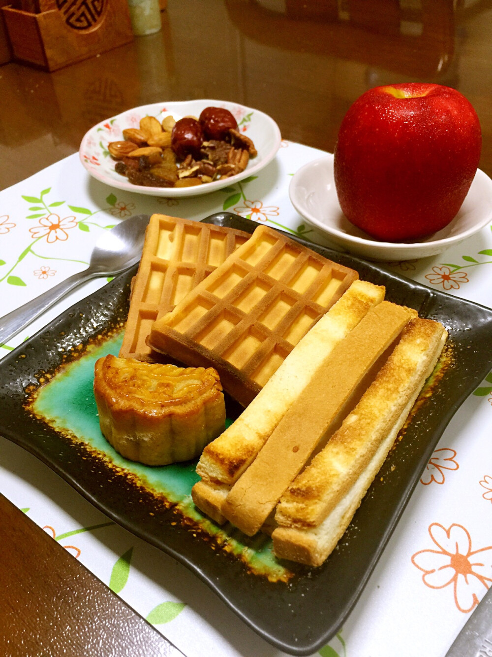 【烤华夫饼+烤面包条+粒粒红豆沙月饼】