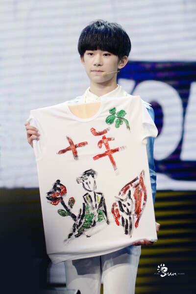 易烊千玺 tfboys cr:logo