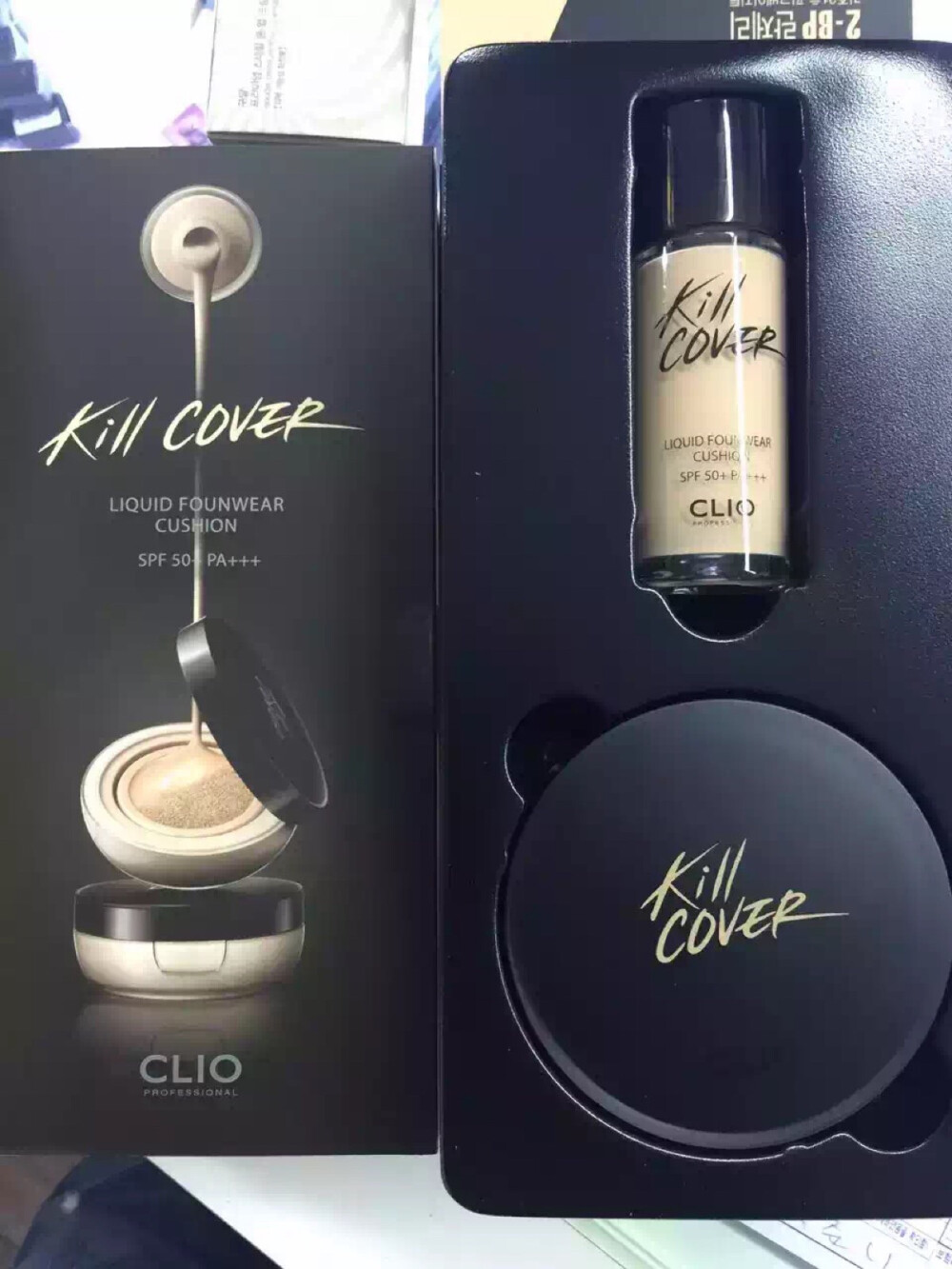 新到！韩国CLIO 珂莱欧 KILL COVER 遮瑕气垫BB 产品规格：正装气垫15G+瓶装气垫20ML （说明：瓶装可以倒入气垫海绵内） Kill Cover 新款气垫BB粉底液 防晒系数SPF50+PA+++,长效保湿，最大特点是遮瑕效果好 正装内粉底液用完后，将瓶内粉底液倒入正装气垫内，继续使用，超值！！^^ 2号 适合皮肤白皙MM 3号 自然色