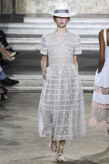 Temperley London Spring 2016 RTW。坦波丽·伦敦2016春夏伦敦时装周高级成衣发布。在本季充满度假气息的Temperley London用印花调动出了我们那颗迫切需要假期的心。宽松的裙型、色彩鲜明的印花搭配着流苏让整个系列活泛了起来。讨喜的罗马凉鞋也让这个系列又显得十分休闲。