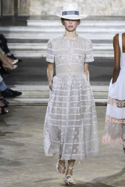 Temperley London Spring 2016 RTW。坦波丽·伦敦2016春夏伦敦时装周高级成衣发布。在本季充满度假气息的Temperley London用印花调动出了我们那颗迫切需要假期的心。宽松的裙型、色彩鲜明的印花搭配着流苏让整个系列…