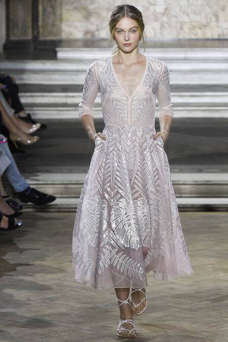 Temperley London Spring 2016 RTW。坦波丽·伦敦2016春夏伦敦时装周高级成衣发布。在本季充满度假气息的Temperley London用印花调动出了我们那颗迫切需要假期的心。宽松的裙型、色彩鲜明的印花搭配着流苏让整个系列活泛了起来。讨喜的罗马凉鞋也让这个系列又显得十分休闲。