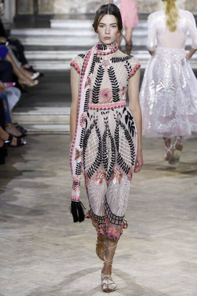 Temperley London Spring 2016 RTW。坦波丽·伦敦2016春夏伦敦时装周高级成衣发布。在本季充满度假气息的Temperley London用印花调动出了我们那颗迫切需要假期的心。宽松的裙型、色彩鲜明的印花搭配着流苏让整个系列…