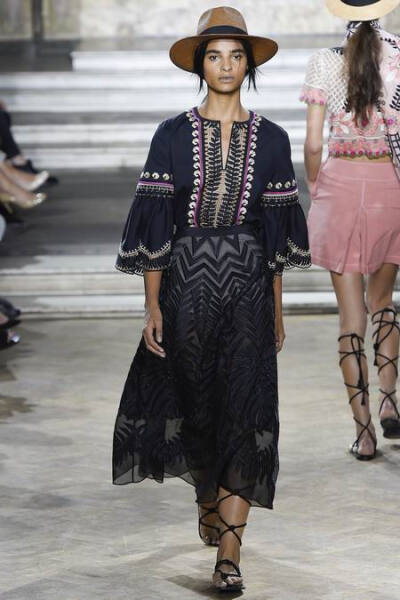 Temperley London Spring 2016 RTW。坦波丽·伦敦2016春夏伦敦时装周高级成衣发布。在本季充满度假气息的Temperley London用印花调动出了我们那颗迫切需要假期的心。宽松的裙型、色彩鲜明的印花搭配着流苏让整个系列…