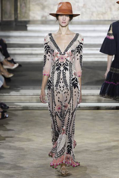 Temperley London Spring 2016 RTW。坦波丽·伦敦2016春夏伦敦时装周高级成衣发布。在本季充满度假气息的Temperley London用印花调动出了我们那颗迫切需要假期的心。宽松的裙型、色彩鲜明的印花搭配着流苏让整个系列…